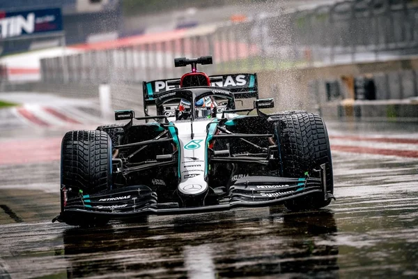 La monoplace Mercedes-AMG Petronas F1 lors d'un test sous la pluie.