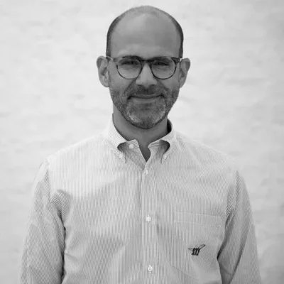 Carlos Espinal, ancien partner de Seedcamp, photographié pour un podcast sur le capital-risque.