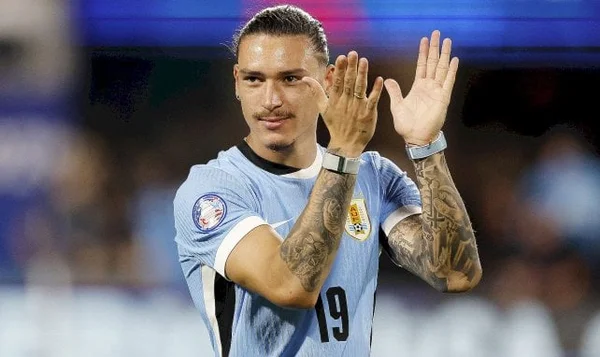 Joueur de l'Uruguay avec le numéro 19 applaudissant lors d'un match.