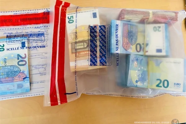 Saisie de billets de banque lors du démantèlement d'un réseau de blanchiment dans le Val-d'Oise.