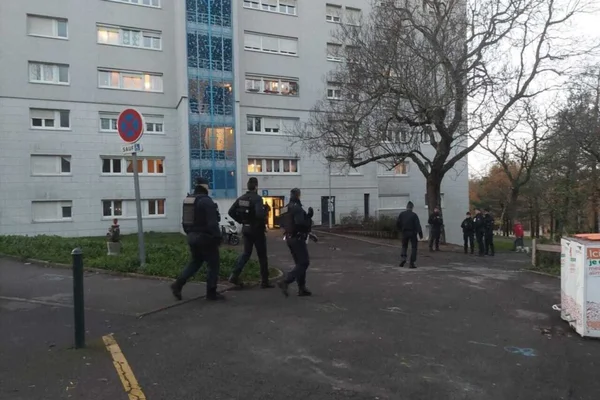 Des policiers sur les lieux d'une fusillade à Nantes.