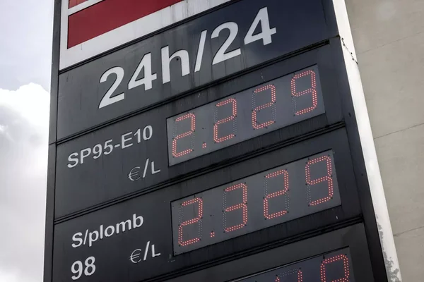 Prix des carburants affichés sur un totem de station-service.