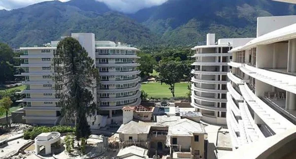 Le quartier Country Club de Caracas, avec ses immeubles résidentiels blancs sur fond de collines.