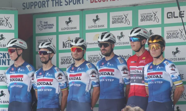 L'équipe Soudal Quick-Step au départ de la 4e étape du Tour de Grande-Bretagne 2024, avec Paul Magnier (troisième en partant de la gauche).