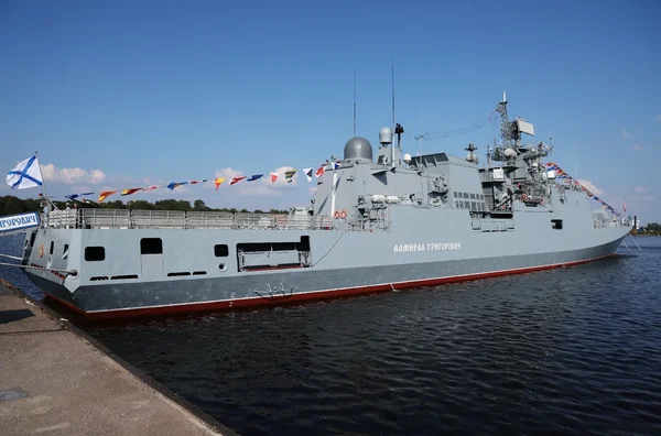 La frégate russe Amiral Grigorovitch amarrée à quai, pavillons déployés.