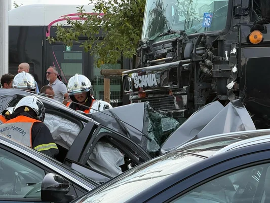 Pompiers en intervention après le carambolage d'Antibes, un poids lourd et plusieurs voitures impliqués.