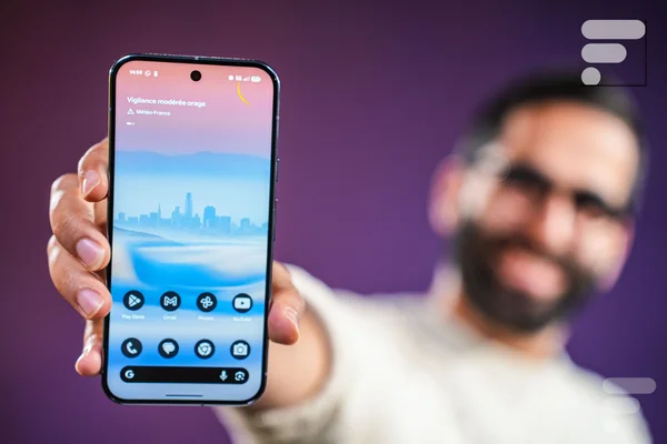 Un homme utilisant un smartphone avec un fond d'écran de paysage urbain, illustrant l'utilisation d'une application téléphonique.