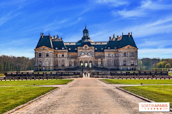 Allée menant au château de Vaux-le-Vicomte, avec un filigrane.