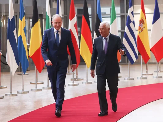 Deux représentants de la présidence irlandaise du Conseil de l'UE lors d'une cérémonie officielle.