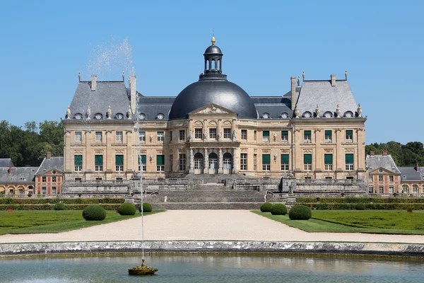 La façade sud du château de Vaux-le-Vicomte, vue depuis le Rond d'eau.