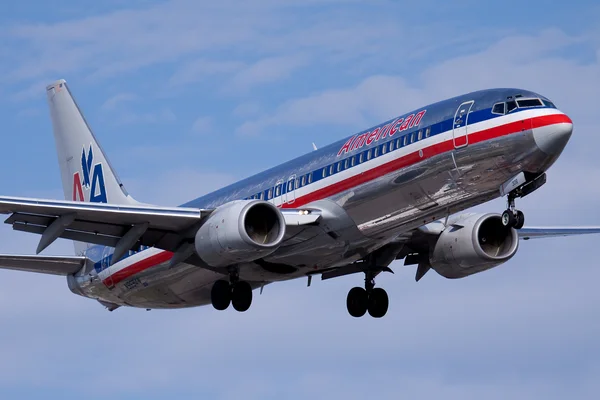 Boeing 737 d'American Airlines en vol avec train d'atterrissage sorti.