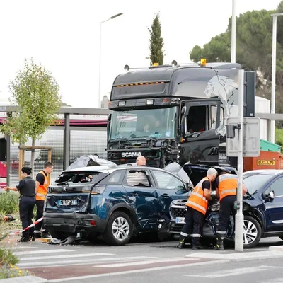 Spectaculaire carambolage à Antibes impliquant un poids lourd et une vingtaine de véhicules, les secours sur place.