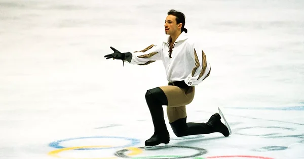 Philippe Candeloro aux Jeux olympiques de Nagano en 1998, en pleine performance sur la glace.