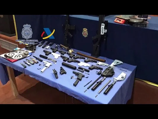 Armes et munitions saisies présentées par la police espagnole.