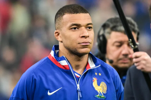 Kylian Mbappé, capitaine des Bleus, arbore un air concentré lors d'un rassemblement.