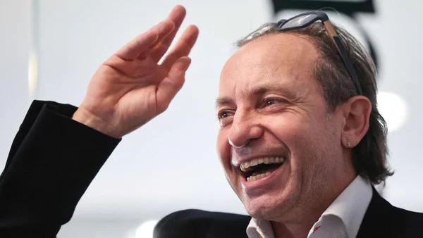 Philippe Candeloro, élu président de la Fédération française des sports de glace, saluant la foule.