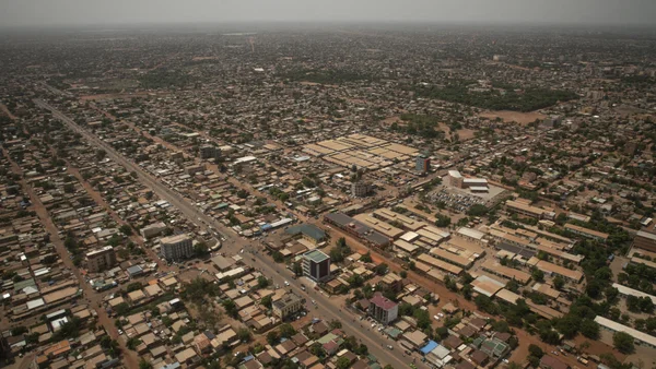 Vue aérienne d'une zone urbaine au Burkina Faso montrant son développement.