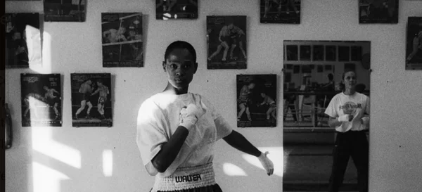 Un jeune boxeur en pleine action, image de l'exposition « Aux origines » au Palais de la Porte Dorée.