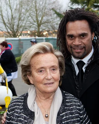 Bernadette Chirac et Christian Karembeu en visite au CHU de Besançon pour les Pièces Jaunes.