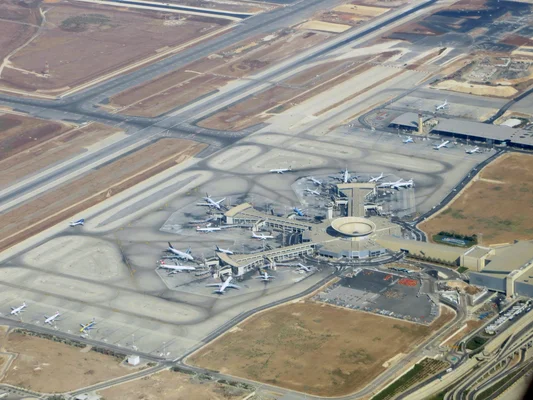 Vue aérienne de l’aéroport Ben Gourion à Tel Aviv, avec des avions au terminal.
