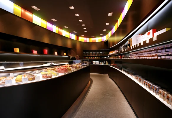 Intérieur de la boutique Macarons & Chocolats Pierre Hermé à Paris, rue Cambon.