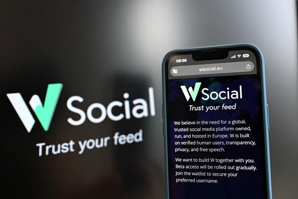 Smartphone présentant la plateforme W Social, l'alternative européenne à X.