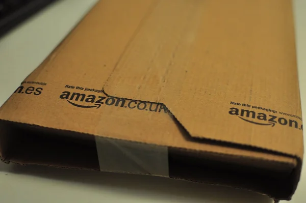 Un colis Amazon portant le logo de l'entreprise et l'adresse amazon.co.uk.