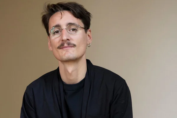 Portrait de Pierre Adrian, auteur lyonnais, en studio.