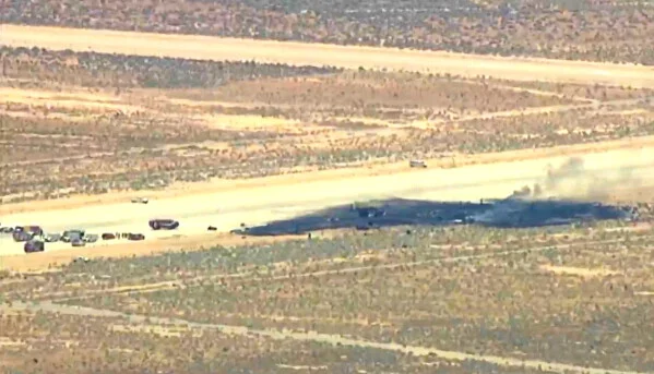 Panache de fumée s'élevant du site du crash du B-52 à la base aérienne Edwards, en Californie.