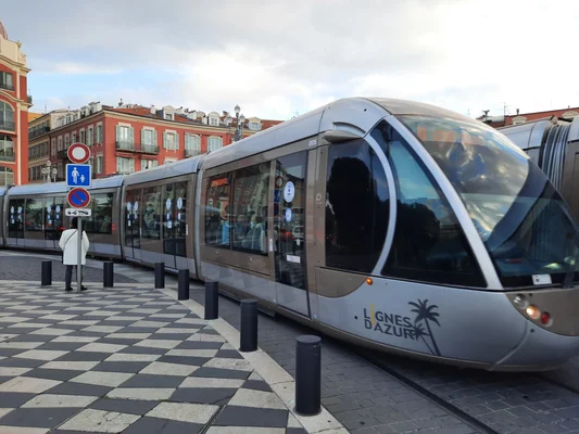 Tramway Lignes d'Azur à la station Place Garibaldi à Nice, illustrant le réseau de transports en commun de la métropole.