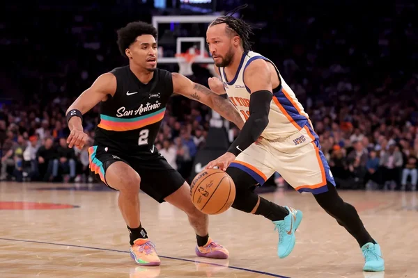 Défense des Spurs sur un Knick pendant les Finales NBA.