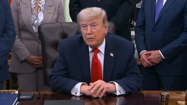 Donald Trump lors d'une réunion formelle, menaçant l'autonomie de Washington D.C.