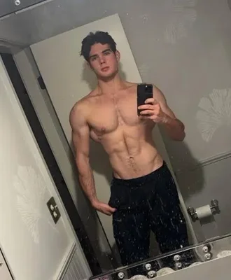 Clavicular, adepte du looksmaxing, en selfie torse nu dans sa salle de bain.