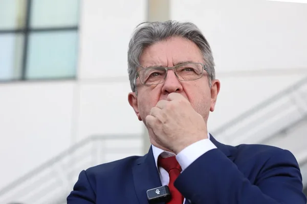 Jean-Luc Mélenchon, en pleine réflexion, lors de sa campagne pour la « Nouvelle France ».