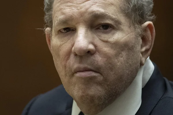Harvey Weinstein en gros plan lors d'une audience judiciaire.