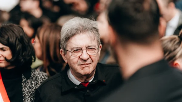 Jean-Luc Mélenchon au milieu de ses partisans lors de son meeting de campagne à Saint-Denis.