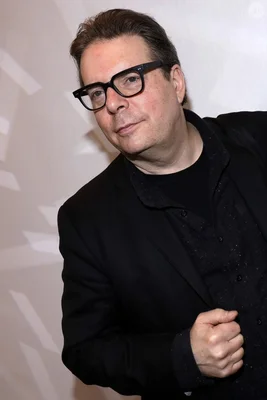 Portrait de Douglas Kennedy, Paris, 2017, veste noire, fond blanc.