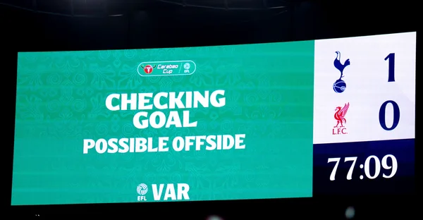Le tableau d'affichage du stade lors du match Tottenham Hotspur contre Liverpool, affichant une vérification VAR.