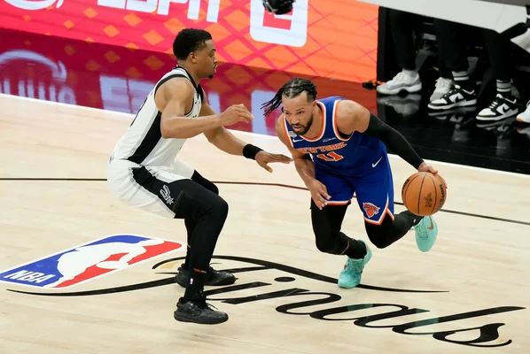 Jalen Brunson des Knicks dribble face à un défenseur lors des Finales NBA.