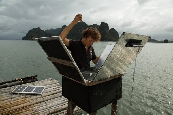 Corentin de Chatelperron testant un dessalinisateur solaire low-tech sur un radeau de bambou.