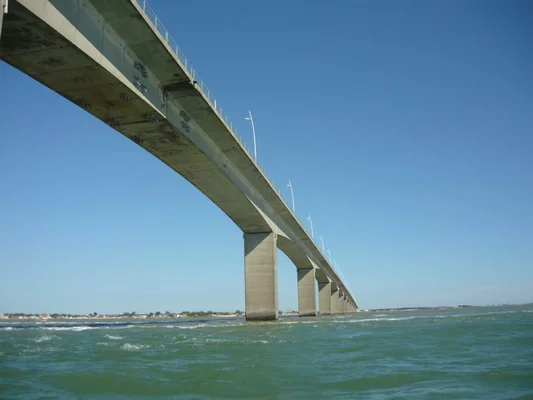 Le pont de l'île d'Oléron, dont l'accès payant est débattu.