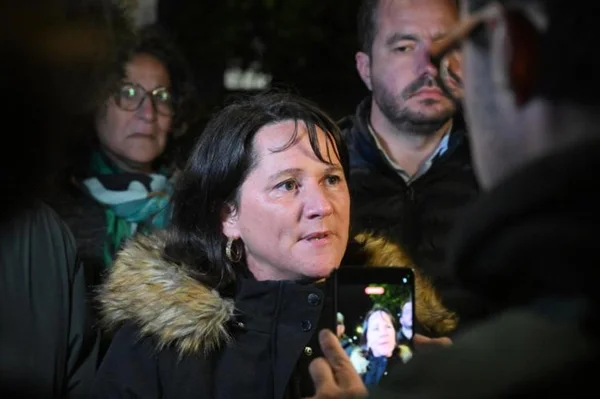 Johanna Rolland, maire de Nantes, s'adressant à la presse après la mort d'un adolescent.