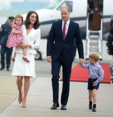 William, Kate et leurs enfants à leur arrivée en Pologne.