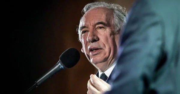 François Bayrou s'exprimant au micro.