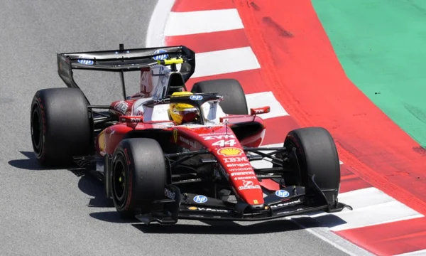 Lewis Hamilton dans un virage de Barcelone au volant de sa Ferrari numéro 44.
