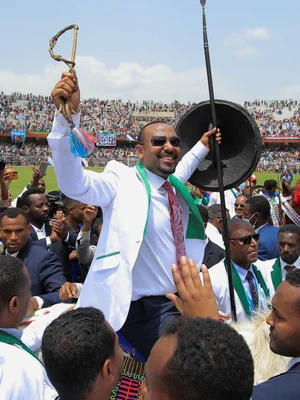 Abiy Ahmed célébrant sa victoire électorale dans un stade.