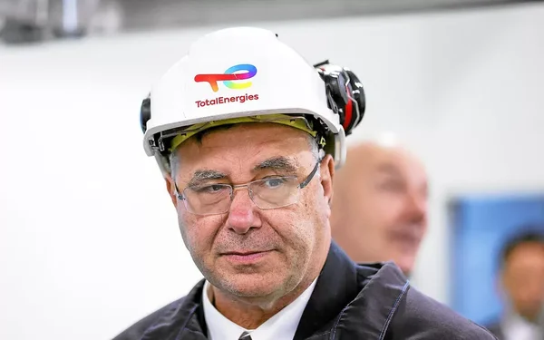 Employé de TotalEnergies sur un site industriel.