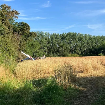 Épave de l'avion de tourisme accidenté à La Baule, dans un champ de blé.