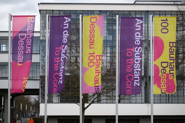 Drapeaux célébrant le centenaire du Bauhaus à Dessau, en réaction aux attaques de l'extrême droite.