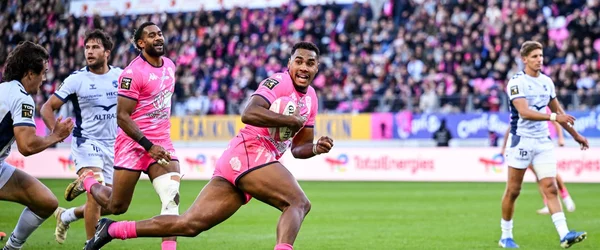 Un joueur du Stade Français progresse avec le ballon sous la pression de Montpellier